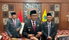 Bupati Pamekasan, KH. Kholilurrahman (tengah) saat diwawancarai sejumlah awak media. (MOH. IQBALUL KHAVEI MZ / KLIKMADURA)