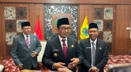 Bupati Pamekasan, KH. Kholilurrahman (tengah) saat diwawancarai sejumlah awak media. (MOH. IQBALUL KHAVEI MZ / KLIKMADURA)