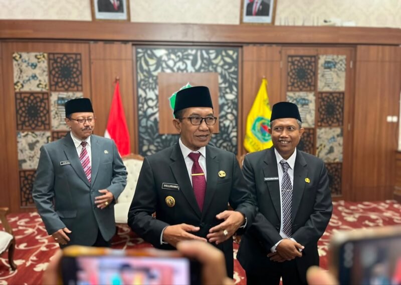 Bupati Pamekasan, KH. Kholilurrahman (tengah) saat diwawancarai sejumlah awak media. (MOH. IQBALUL KHAVEI MZ / KLIKMADURA)