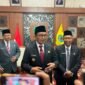 Bupati Pamekasan, KH. Kholilurrahman (tengah) saat diwawancarai sejumlah awak media. (MOH. IQBALUL KHAVEI MZ / KLIKMADURA)