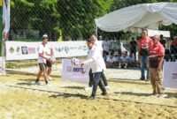 Bupati Sumenep, Achmad Fauzi Wongsojudo melakukan servis bola saat pembukaan Kejurprov Voli Pantai. (KLIKMADURA)