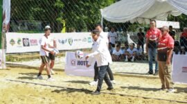 Bupati Sumenep, Achmad Fauzi Wongsojudo melakukan servis bola saat pembukaan Kejurprov Voli Pantai. (KLIKMADURA)