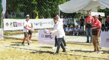 Bupati Sumenep, Achmad Fauzi Wongsojudo melakukan servis bola saat pembukaan Kejurprov Voli Pantai. (KLIKMADURA)