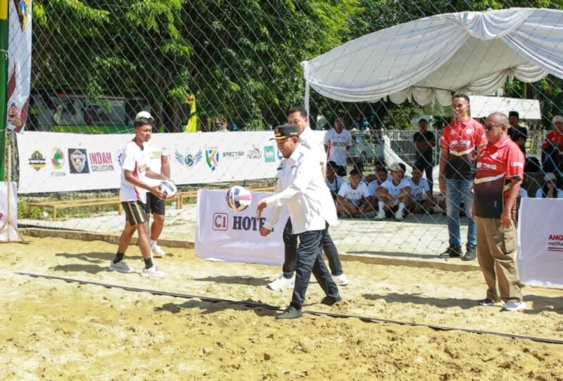 Bupati Sumenep, Achmad Fauzi Wongsojudo melakukan servis bola saat pembukaan Kejurprov Voli Pantai. (KLIKMADURA)