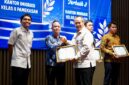 Perwakilan Kantor Imigrasi Kelas II Non TPI Pamekasan saat menerima penghargaan. (KLIKMADURA)