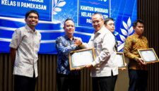 Perwakilan Kantor Imigrasi Kelas II Non TPI Pamekasan saat menerima penghargaan. (KLIKMADURA)