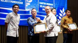 Perwakilan Kantor Imigrasi Kelas II Non TPI Pamekasan saat menerima penghargaan. (KLIKMADURA)