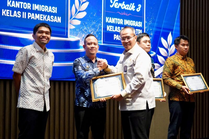 Perwakilan Kantor Imigrasi Kelas II Non TPI Pamekasan saat menerima penghargaan. (KLIKMADURA)