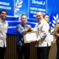 Perwakilan Kantor Imigrasi Kelas II Non TPI Pamekasan saat menerima penghargaan. (KLIKMADURA)