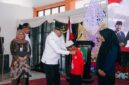 Bupati Sampang H. Slamet Junaidi saat mengalungkan tanda peserta MPLS Sekolah Rakyat Terintegerasi 1 Sampang. (KLIKMADURA)