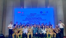 Seluruh undangan foto bersama usai upacara Penyambutan NIHONGO Partners Gelombang 24 Wilayah Jawa Timur. (KLIKMADURA)