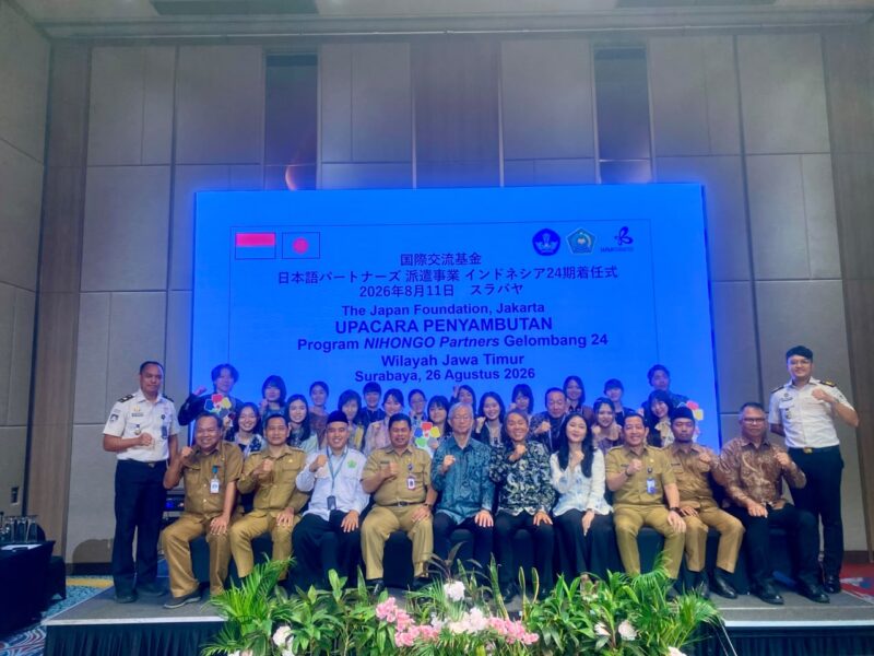 Seluruh undangan foto bersama usai upacara Penyambutan NIHONGO Partners Gelombang 24 Wilayah Jawa Timur. (KLIKMADURA)