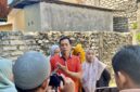 Siti Nurul Aini Siska bersama kuasa hukumnya, Zaini, saat diwawancara sejumlah awak media. (LAILIYATUN NURIYAH / KLIKMADURA)