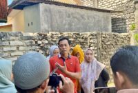 Siti Nurul Aini Siska bersama kuasa hukumnya, Zaini, saat diwawancara sejumlah awak media. (LAILIYATUN NURIYAH / KLIKMADURA)