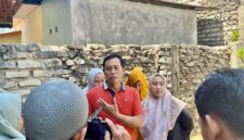 Siti Nurul Aini Siska bersama kuasa hukumnya, Zaini, saat diwawancara sejumlah awak media. (LAILIYATUN NURIYAH / KLIKMADURA)