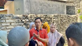 Siti Nurul Aini Siska bersama kuasa hukumnya, Zaini, saat diwawancara sejumlah awak media. (LAILIYATUN NURIYAH / KLIKMADURA)