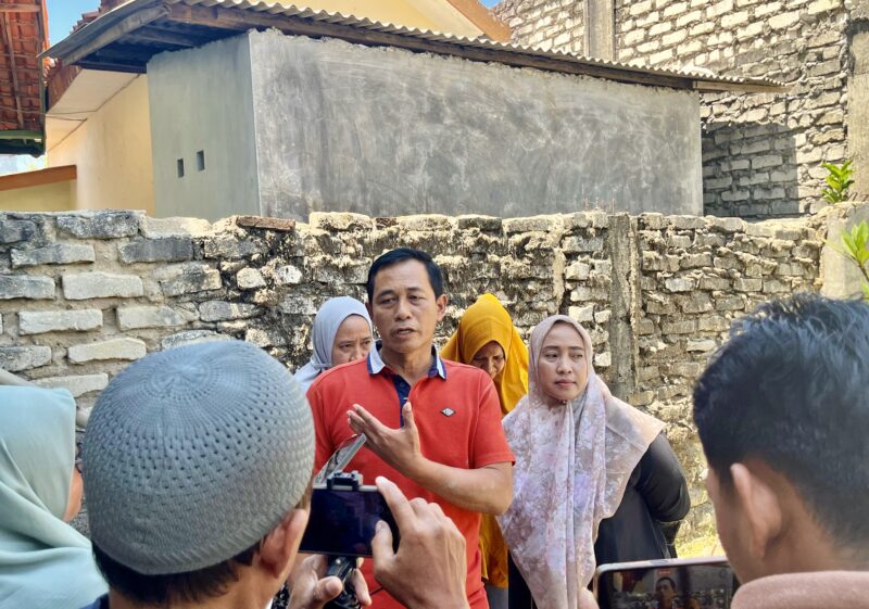 Siti Nurul Aini Siska bersama kuasa hukumnya, Zaini, saat diwawancara sejumlah awak media. (LAILIYATUN NURIYAH / KLIKMADURA)
