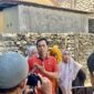 Siti Nurul Aini Siska bersama kuasa hukumnya, Zaini, saat diwawancara sejumlah awak media. (LAILIYATUN NURIYAH / KLIKMADURA)