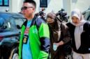 Direktur CV Dzarrin Putra Utama berinisial M (tengah) saat tiba di Polres Pamekasan setelah di jemput paksa oleh penyidik. (KLIKMADURA)