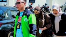 Direktur CV Dzarrin Putra Utama berinisial M (tengah) saat tiba di Polres Pamekasan setelah di jemput paksa oleh penyidik. (KLIKMADURA)