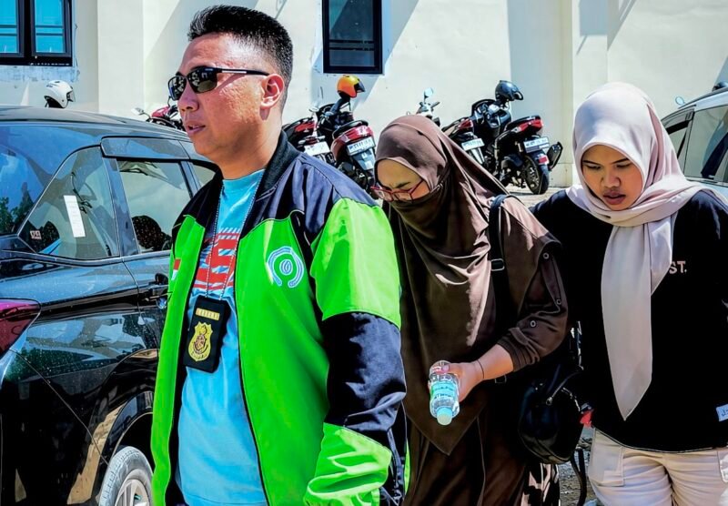 Direktur CV Dzarrin Putra Utama berinisial M (tengah) saat tiba di Polres Pamekasan setelah di jemput paksa oleh penyidik. (KLIKMADURA)