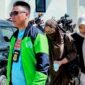 Direktur CV Dzarrin Putra Utama berinisial M (tengah) saat tiba di Polres Pamekasan setelah di jemput paksa oleh penyidik. (KLIKMADURA)