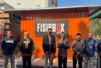 Rektor UTM Prof. Safi memotong pita saat launching FISIBBOX. (KLIKMADURA)