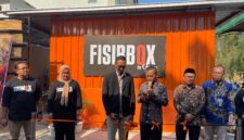 Rektor UTM Prof. Safi memotong pita saat launching FISIBBOX. (KLIKMADURA)