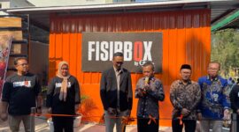 Rektor UTM Prof. Safi memotong pita saat launching FISIBBOX. (KLIKMADURA)