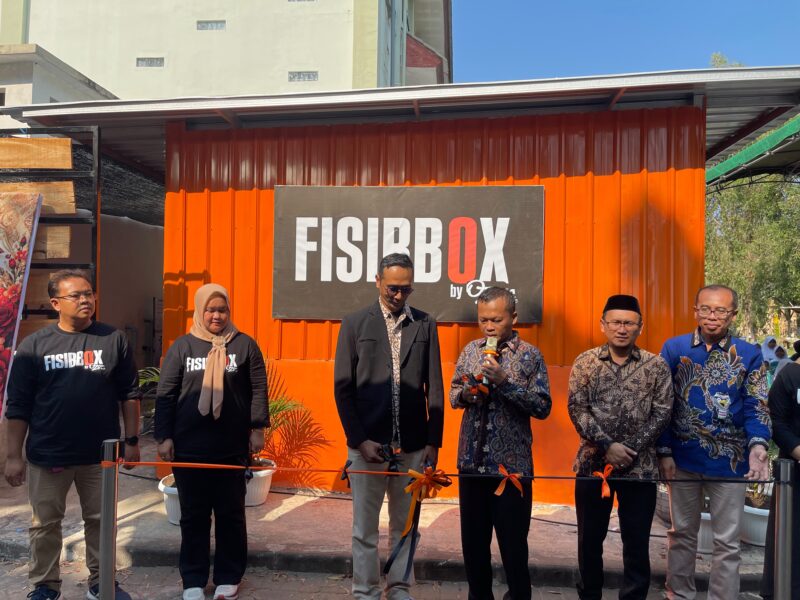 Rektor UTM Prof. Safi memotong pita saat launching FISIBBOX. (KLIKMADURA)