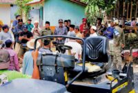 Bupati Pamekasan, KH. Kholilurrahman bersama warga melihat proses perbaikan jalan swadaya di Dusun Sakante dan Dusun Durbugan, Desa Campor, Kecamatan Proppo, Sabtu (15/8/2026).