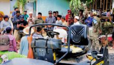 Bupati Pamekasan, KH. Kholilurrahman bersama warga melihat proses perbaikan jalan swadaya di Dusun Sakante dan Dusun Durbugan, Desa Campor, Kecamatan Proppo, Sabtu (15/8/2026).