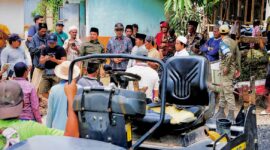 Bupati Pamekasan, KH. Kholilurrahman bersama warga melihat proses perbaikan jalan swadaya di Dusun Sakante dan Dusun Durbugan, Desa Campor, Kecamatan Proppo, Sabtu (15/8/2026).
