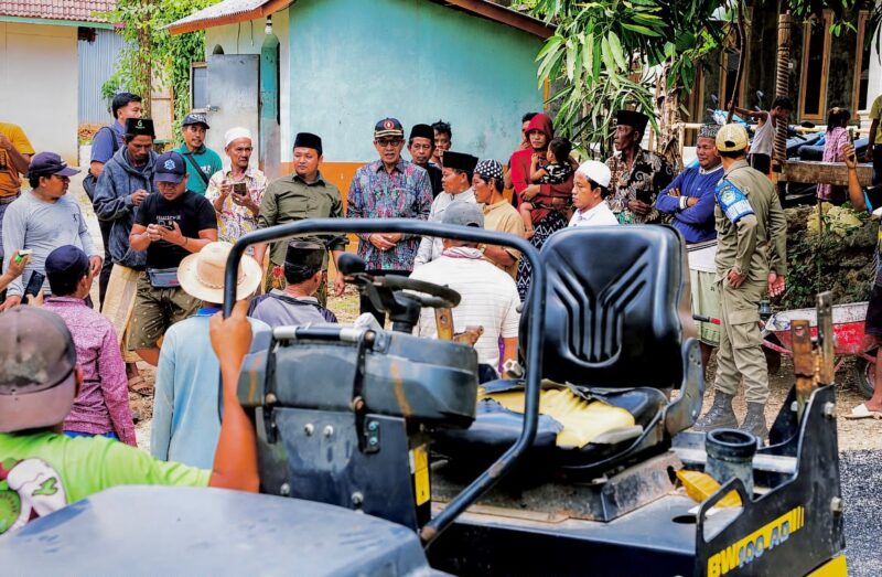 Bupati Pamekasan, KH. Kholilurrahman bersama warga melihat proses perbaikan jalan swadaya di Dusun Sakante dan Dusun Durbugan, Desa Campor, Kecamatan Proppo, Sabtu (15/8/2026).