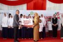 Pimpinan Bank Jatim Cabang Pamekasan, Yuda Imawan Sutanto menyerahkan bantuan secara simbolis kepada Sekretaris Disdikbud Pamekasan, Fatimatus Zahrah. (KLIKMADURA)