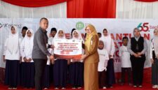 Pimpinan Bank Jatim Cabang Pamekasan, Yuda Imawan Sutanto menyerahkan bantuan secara simbolis kepada Sekretaris Disdikbud Pamekasan, Fatimatus Zahrah. (KLIKMADURA)