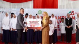Pimpinan Bank Jatim Cabang Pamekasan, Yuda Imawan Sutanto menyerahkan bantuan secara simbolis kepada Sekretaris Disdikbud Pamekasan, Fatimatus Zahrah. (KLIKMADURA)