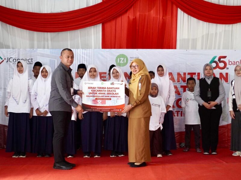 Pimpinan Bank Jatim Cabang Pamekasan, Yuda Imawan Sutanto menyerahkan bantuan secara simbolis kepada Sekretaris Disdikbud Pamekasan, Fatimatus Zahrah. (KLIKMADURA)