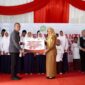 Pimpinan Bank Jatim Cabang Pamekasan, Yuda Imawan Sutanto menyerahkan bantuan secara simbolis kepada Sekretaris Disdikbud Pamekasan, Fatimatus Zahrah. (KLIKMADURA)