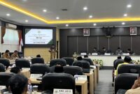 Wakil Bupati Pamekasan, H. Sukriyanto saat menyampaikan nota penjelasan dihadapkan anggota dewan. (MOHAMMAD IQBALUL KHAVEI MZ / KLIKMADURA)
