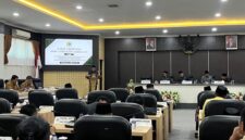 Wakil Bupati Pamekasan, H. Sukriyanto saat menyampaikan nota penjelasan dihadapkan anggota dewan. (MOHAMMAD IQBALUL KHAVEI MZ / KLIKMADURA)