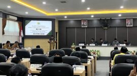 Wakil Bupati Pamekasan, H. Sukriyanto saat menyampaikan nota penjelasan dihadapkan anggota dewan. (MOHAMMAD IQBALUL KHAVEI MZ / KLIKMADURA)