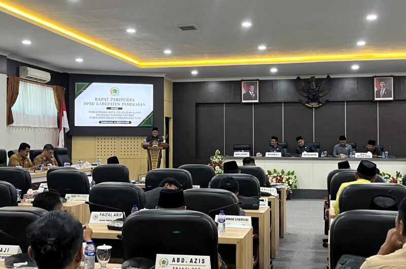 Wakil Bupati Pamekasan, H. Sukriyanto saat menyampaikan nota penjelasan dihadapkan anggota dewan. (MOHAMMAD IQBALUL KHAVEI MZ / KLIKMADURA)