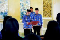 Bupati Pamekasan, KH. Kholilurrahman saat membacakan sumpah kepada puluhan CPNS di Mandhapa Aghung Ronggosukowati, Senin (24/8/2026).