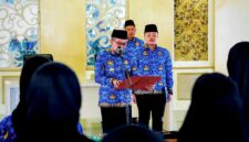 Bupati Pamekasan, KH. Kholilurrahman saat membacakan sumpah kepada puluhan CPNS di Mandhapa Aghung Ronggosukowati, Senin (24/8/2026).