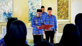 Bupati Pamekasan, KH. Kholilurrahman saat membacakan sumpah kepada puluhan CPNS di Mandhapa Aghung Ronggosukowati, Senin (24/8/2026).