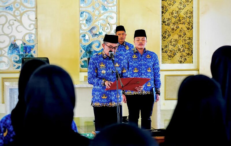 Bupati Pamekasan, KH. Kholilurrahman saat membacakan sumpah kepada puluhan CPNS di Mandhapa Aghung Ronggosukowati, Senin (24/8/2026).