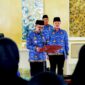 Bupati Pamekasan, KH. Kholilurrahman saat membacakan sumpah kepada puluhan CPNS di Mandhapa Aghung Ronggosukowati, Senin (24/8/2026).