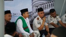 Kepala Lapas Narkotika Kelas IIA Pamekasan, Kusnan (pegang mik) memberikan sambutan saat perayaan Maulid Nabi Muhammad SAW. (ISTIMEWA)