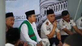 Kepala Lapas Narkotika Kelas IIA Pamekasan, Kusnan (pegang mik) memberikan sambutan saat perayaan Maulid Nabi Muhammad SAW. (ISTIMEWA)